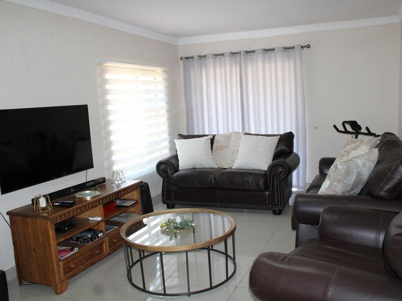 Classic Queenslander Charm  With Designer Stlyle And Luxury With A Newly upgraded bathroom - Photo 9