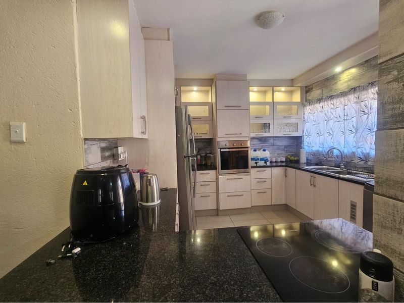 Classic Queenslander Charm  With Designer Stlyle And Luxury With A Newly upgraded bathroom - Photo 7