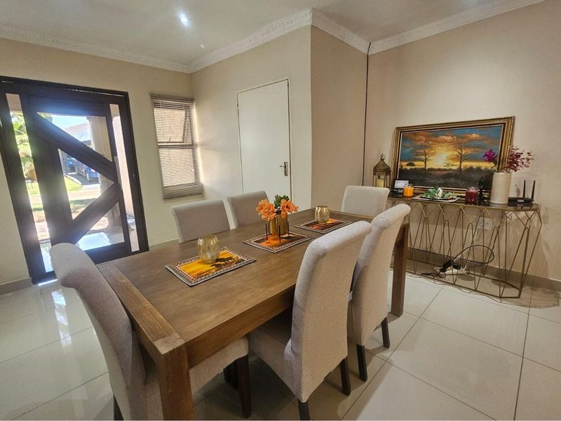 Classic Queenslander Charm  With Designer Stlyle And Luxury With A Newly upgraded bathroom - Photo 3