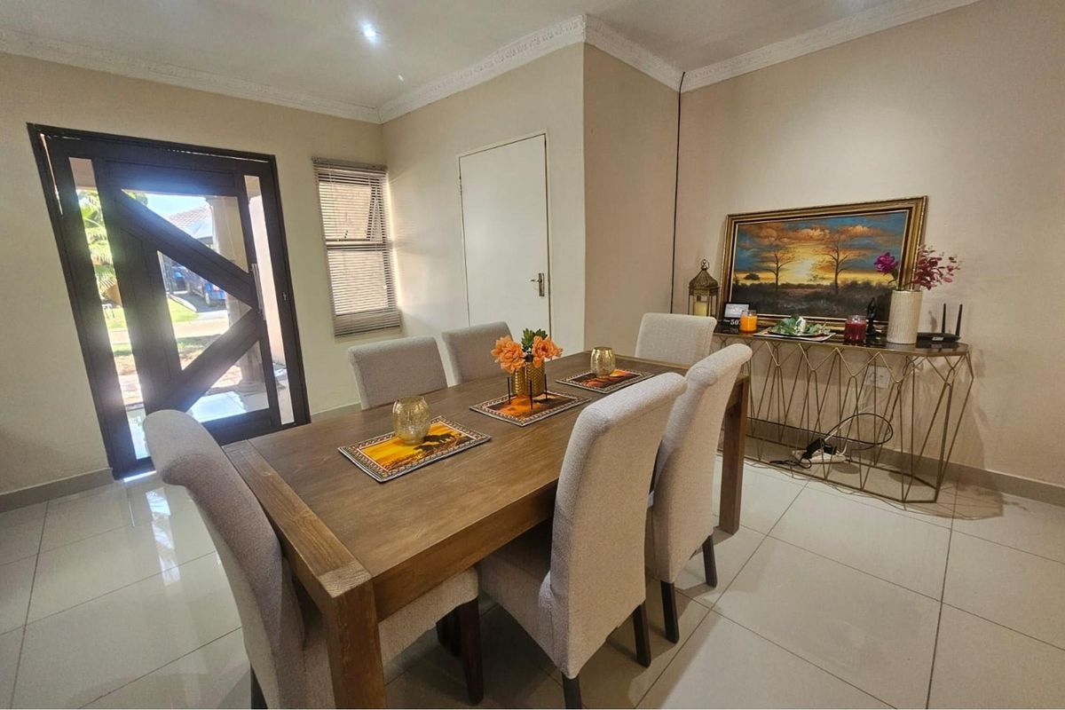 Classic Queenslander Charm  With Designer Stlyle And Luxury With A Newly upgraded bathroom - Photo 3