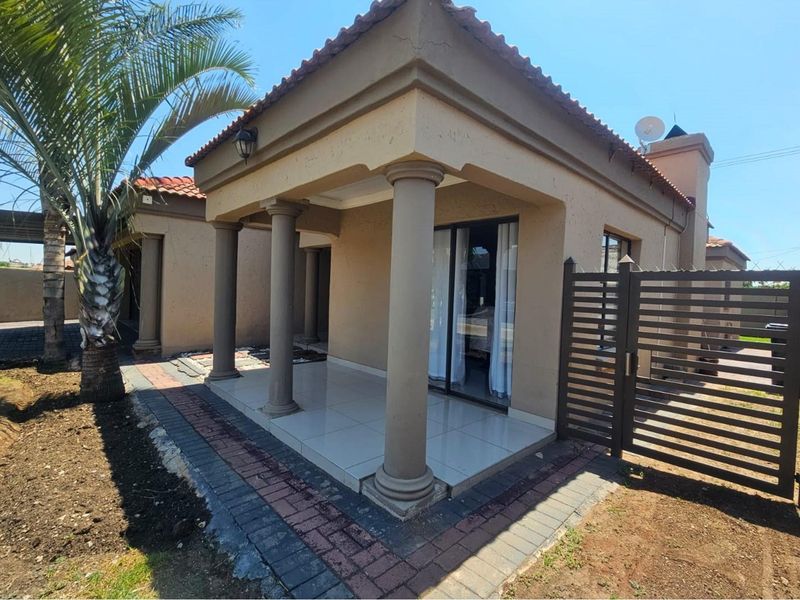 Classic Queenslander Charm  With Designer Stlyle And Luxury With A Newly upgraded bathroom - Photo 2