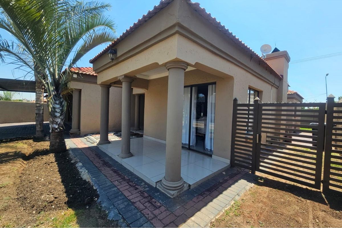 Classic Queenslander Charm  With Designer Stlyle And Luxury With A Newly upgraded bathroom - Photo 2