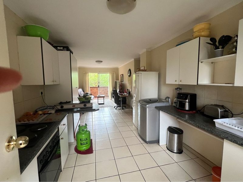 Spacious 3-Bedroom Apartment in Prime Zwartkop Location - Photo 9