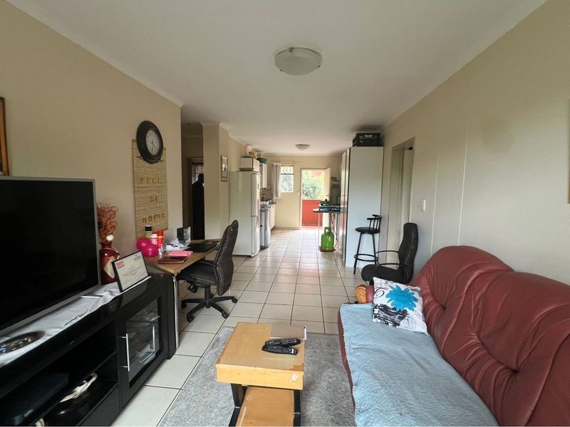 Spacious 3-Bedroom Apartment in Prime Zwartkop Location - Photo 3