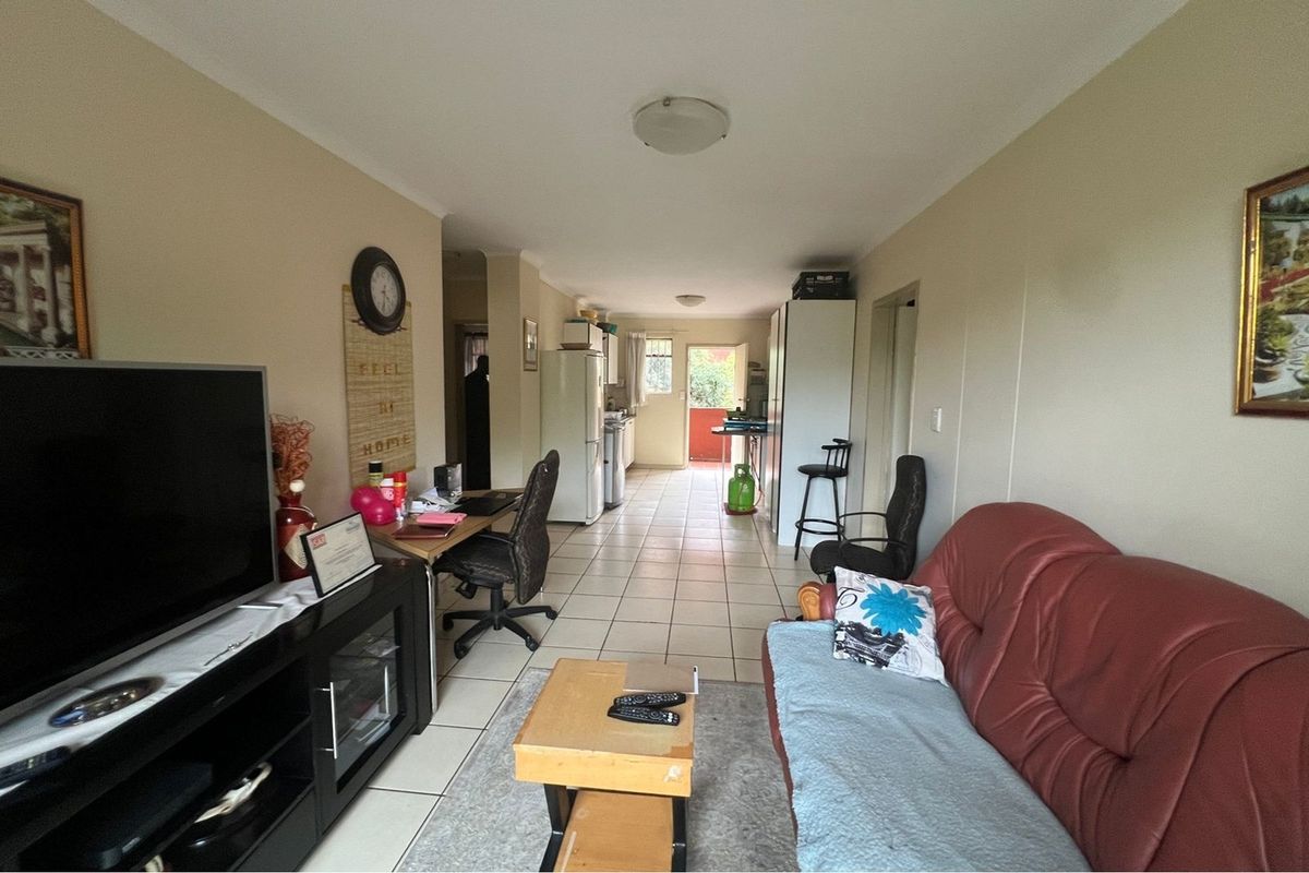 Spacious 3-Bedroom Apartment in Prime Zwartkop Location - Photo 3