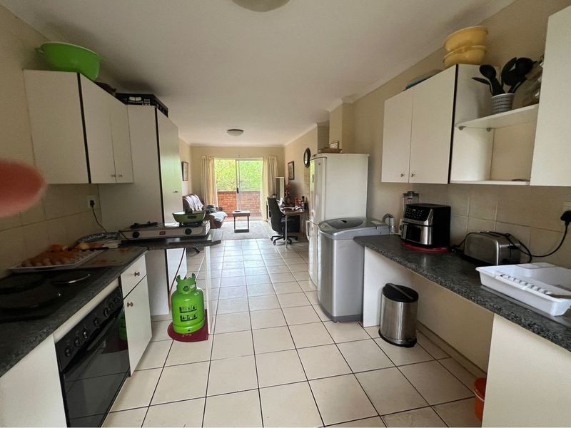 Spacious 3-Bedroom Apartment in Prime Zwartkop Location - Photo 8