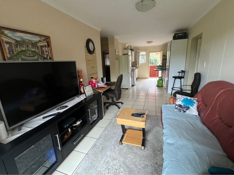 Spacious 3-Bedroom Apartment in Prime Zwartkop Location - Photo 2