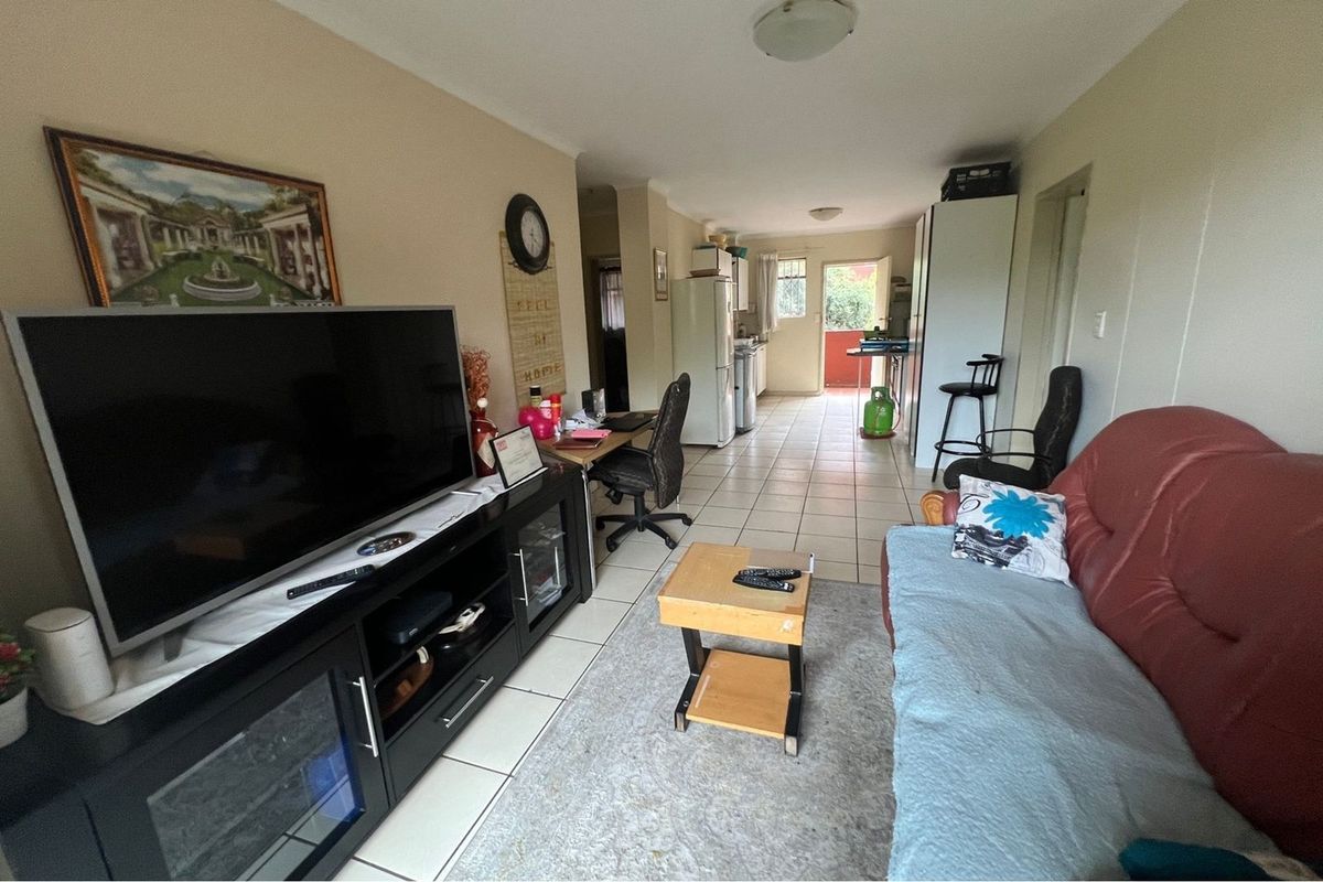 Spacious 3-Bedroom Apartment in Prime Zwartkop Location - Photo 2