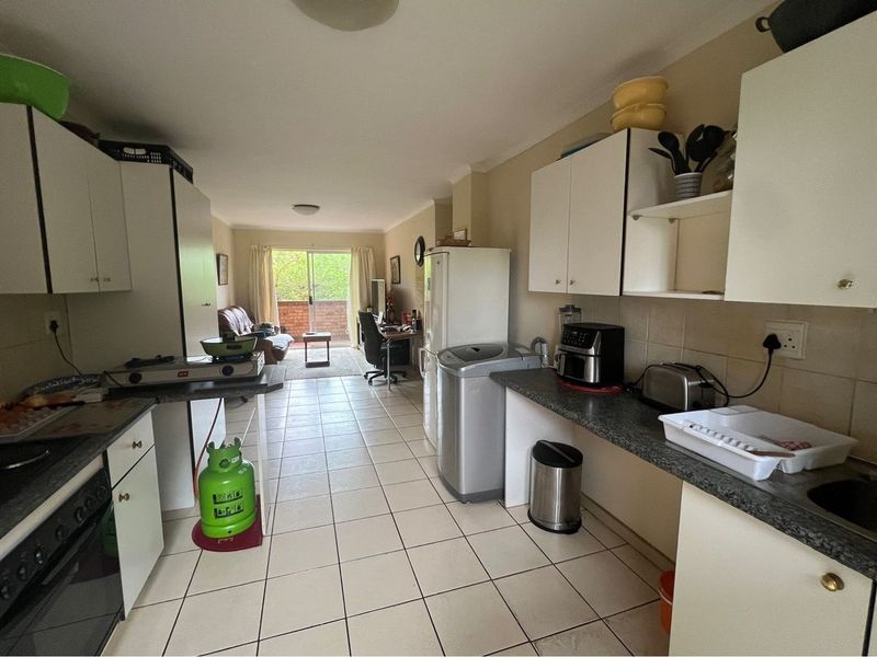 Spacious 3-Bedroom Apartment in Prime Zwartkop Location - Photo 4