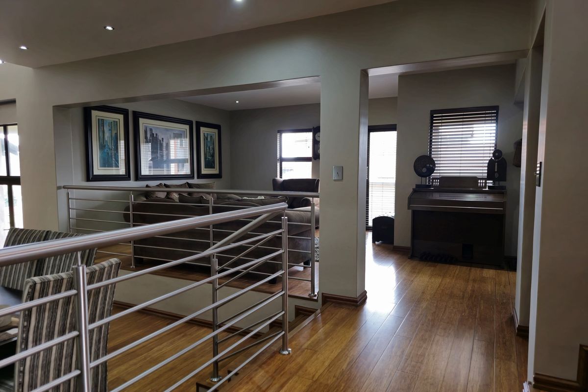 Elevated Estate Living Where Luxury, Security and Lifestyle Unite - Photo 4