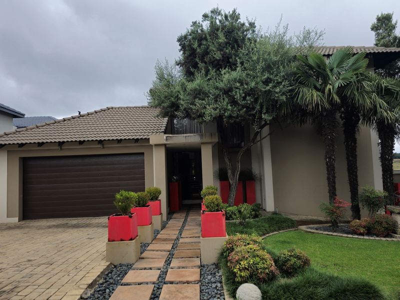 Elevated Estate Living Where Luxury, Security and Lifestyle Unite - Photo 2