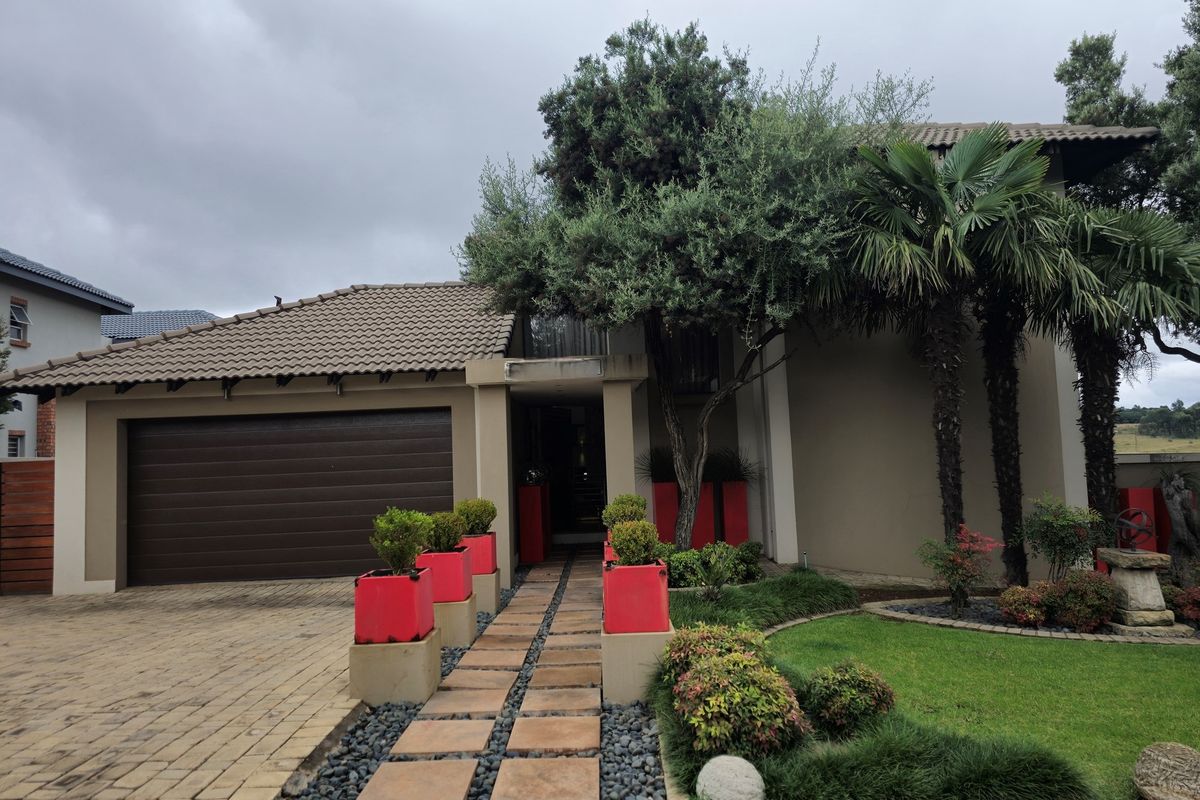 Elevated Estate Living Where Luxury, Security and Lifestyle Unite - Photo 2