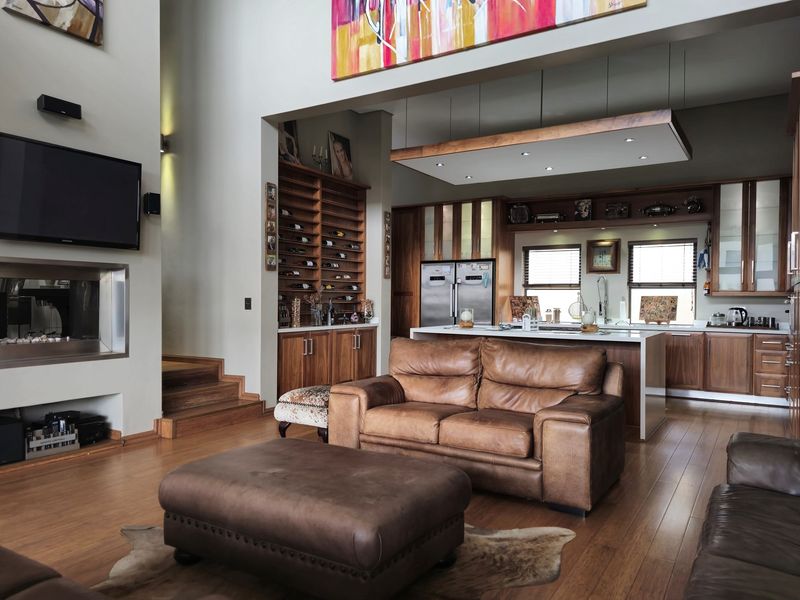 Elevated Estate Living Where Luxury, Security and Lifestyle Unite - Photo 10