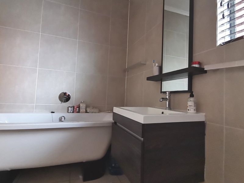 Spacious 3-Bedroom Garden Apartment | Greenstone Crest, Greenstone Hill - Photo 9