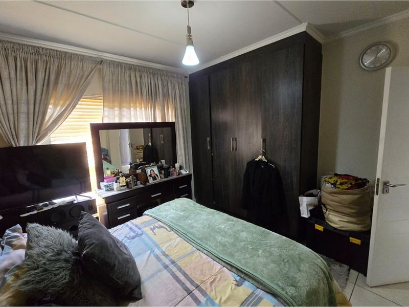 Spacious 3-Bedroom Garden Apartment | Greenstone Crest, Greenstone Hill - Photo 8