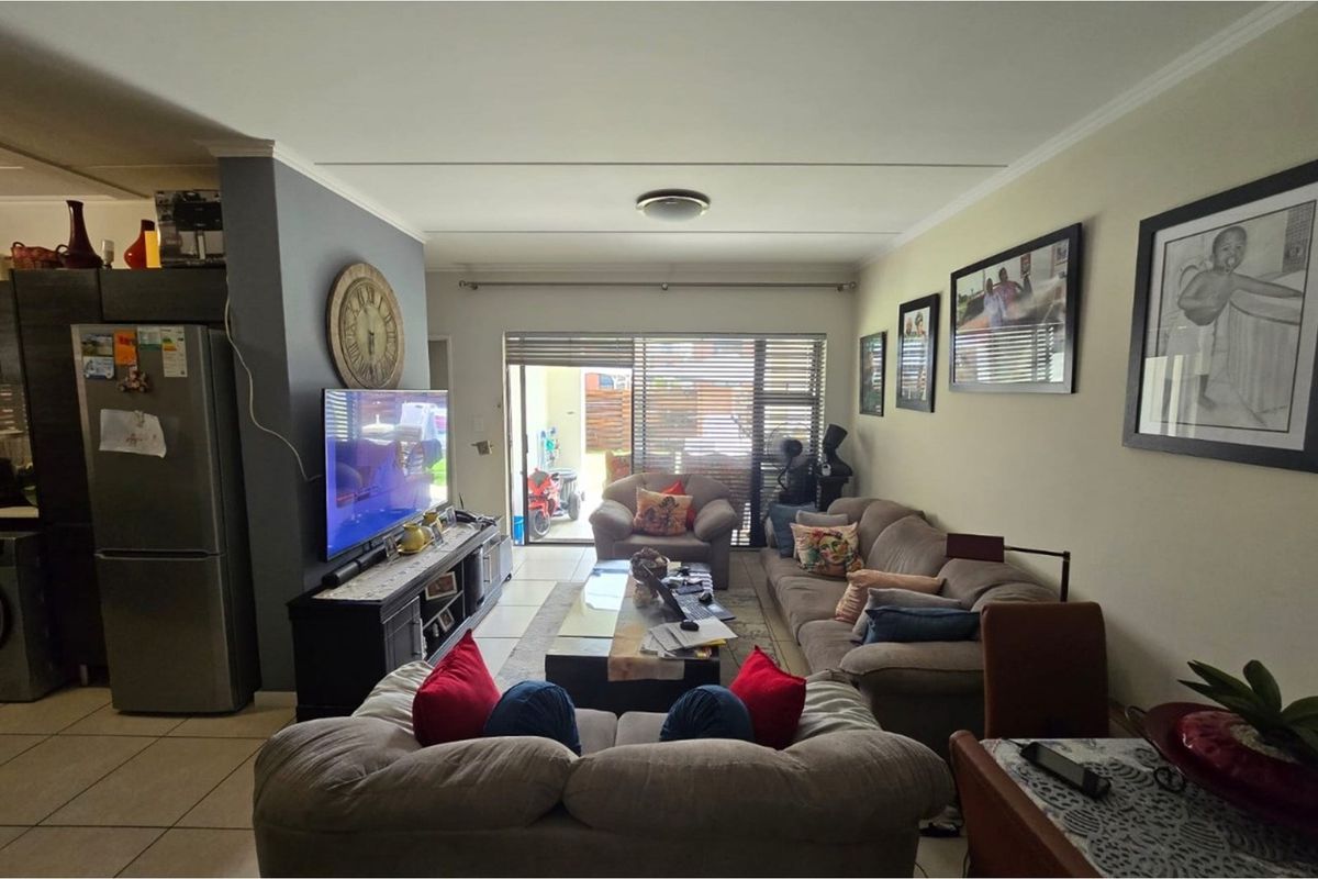 Spacious 3-Bedroom Garden Apartment | Greenstone Crest, Greenstone Hill - Photo 4