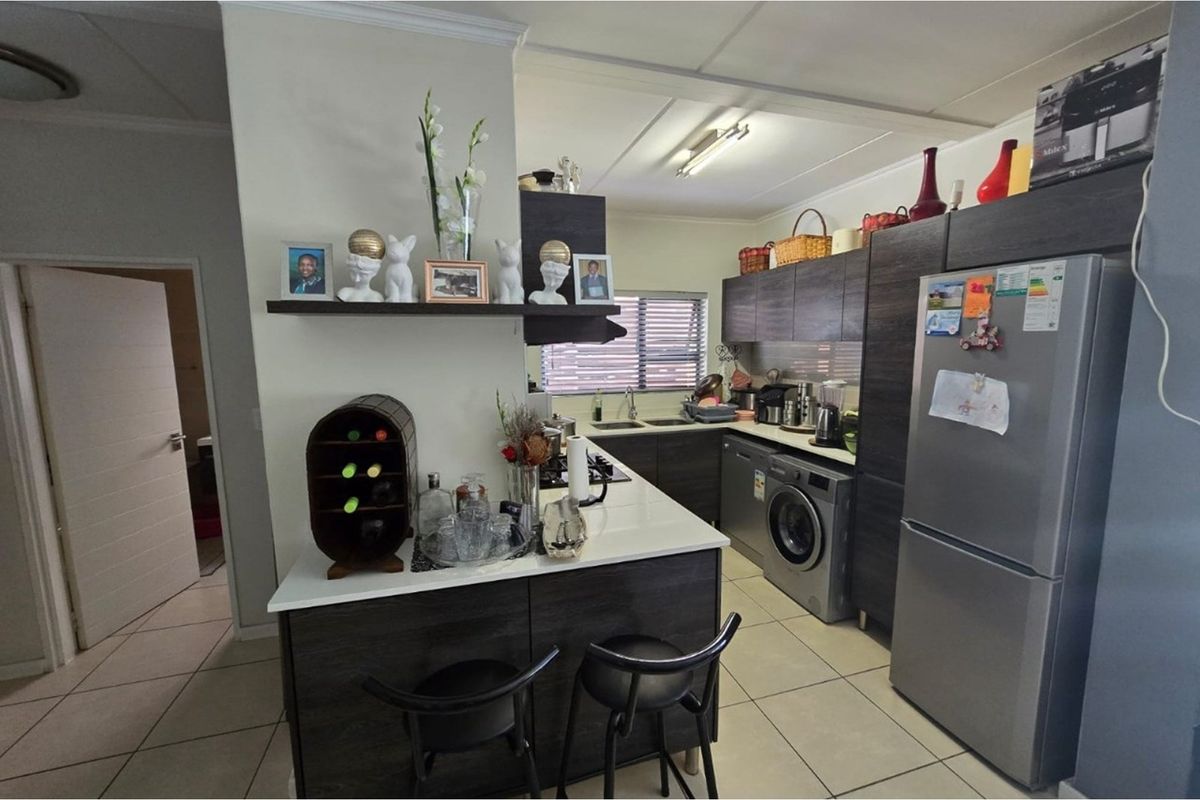 Spacious 3-Bedroom Garden Apartment | Greenstone Crest, Greenstone Hill - Photo 5