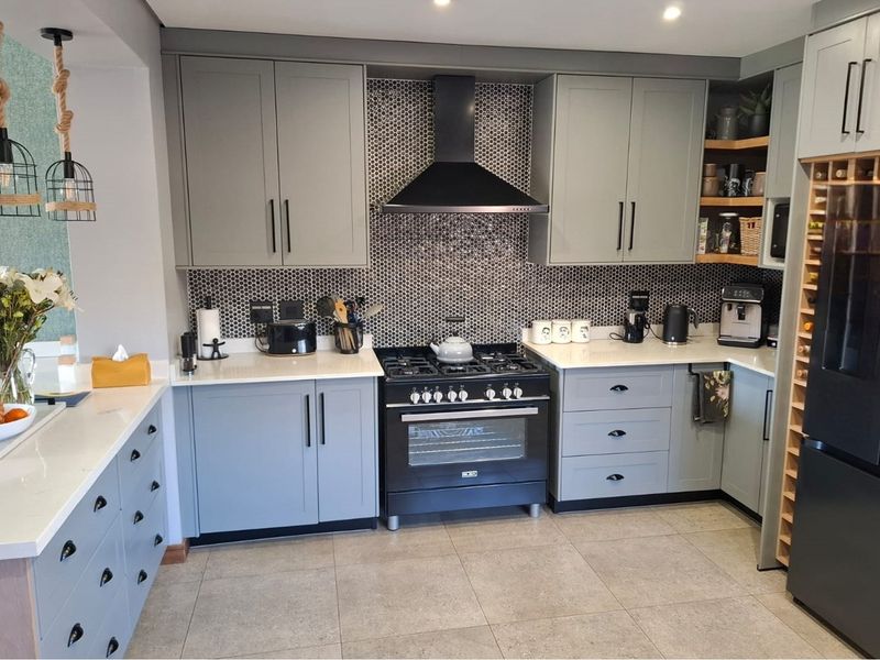 Architectural Elegance Meets Family Functionality - Modern Masterpiece on Corner Stand in Groenkol - Photo 4