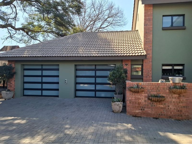 Architectural Elegance Meets Family Functionality - Modern Masterpiece on Corner Stand in Groenkol - Photo 3