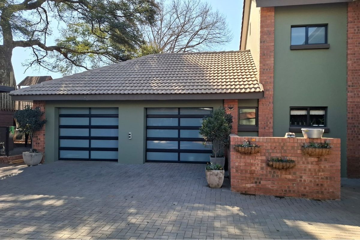 Architectural Elegance Meets Family Functionality - Modern Masterpiece on Corner Stand in Groenkol - Photo 3