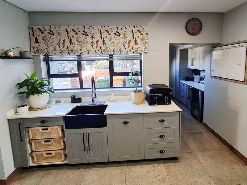 Architectural Elegance Meets Family Functionality - Modern Masterpiece on Corner Stand in Groenkol - Photo 5