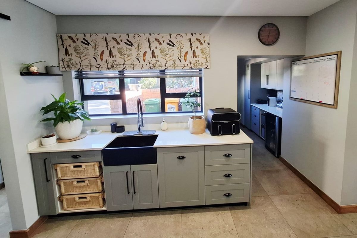 Architectural Elegance Meets Family Functionality - Modern Masterpiece on Corner Stand in Groenkol - Photo 5