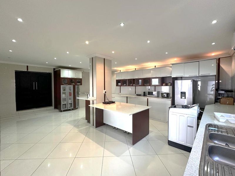 Stunning Modern Living in Ridge Road, La Lucia - Photo 8