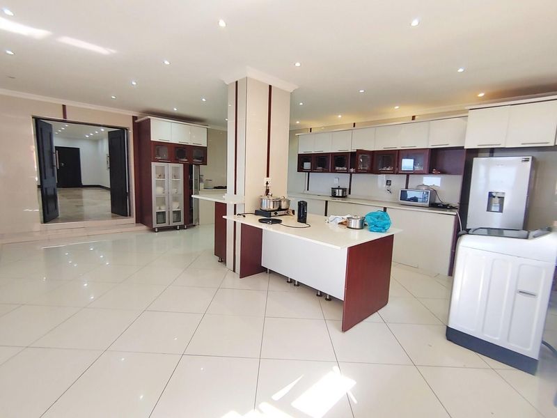 Stunning Modern Living in Ridge Road, La Lucia - Photo 9