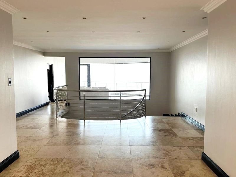 Stunning Modern Living in Ridge Road, La Lucia - Photo 2