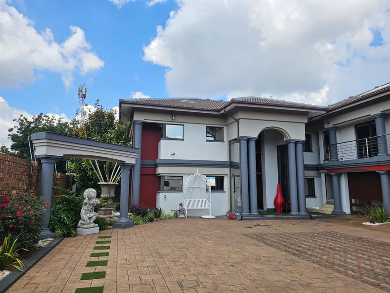 Style and luxury at its best. Elegance, atmosphere and comfort, if you love life start here. - Photo 4