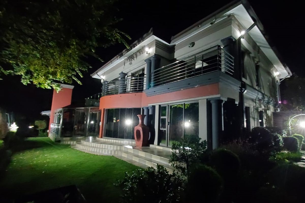 Style and luxury at its best. Elegance, atmosphere and comfort, if you love life start here. - Photo 2