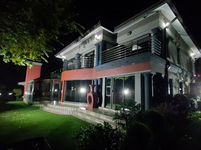 Style and luxury at its best. Elegance, atmosphere and comfort, if you love life start here. - Photo 2