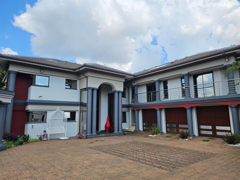 Style and luxury at its best. Elegance, atmosphere and comfort, if you love life start here. - Photo 3