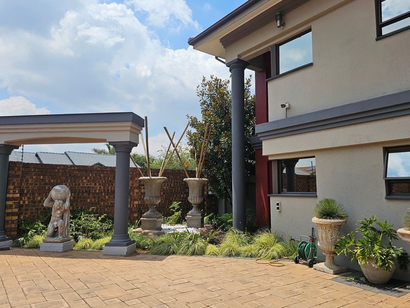 Style and luxury at its best. Elegance, atmosphere and comfort, if you love life start here. - Photo 5