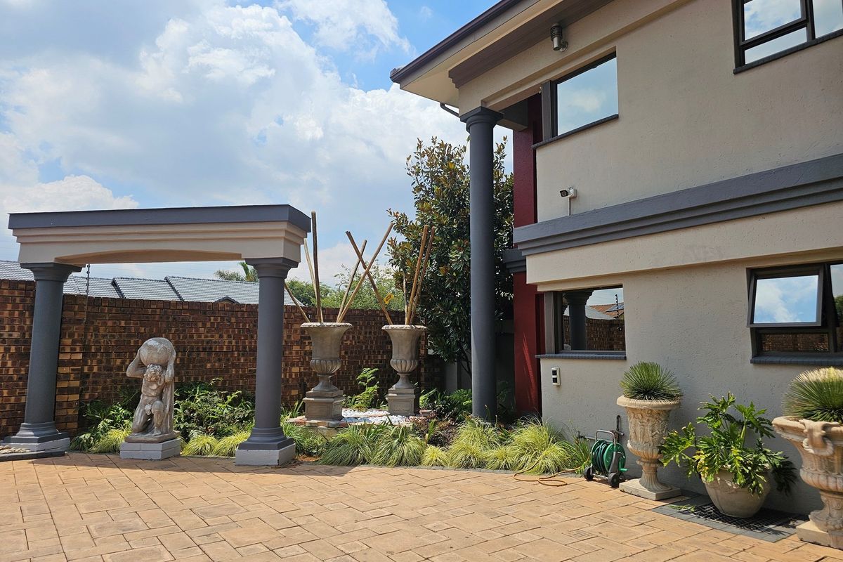 Style and luxury at its best. Elegance, atmosphere and comfort, if you love life start here. - Photo 5