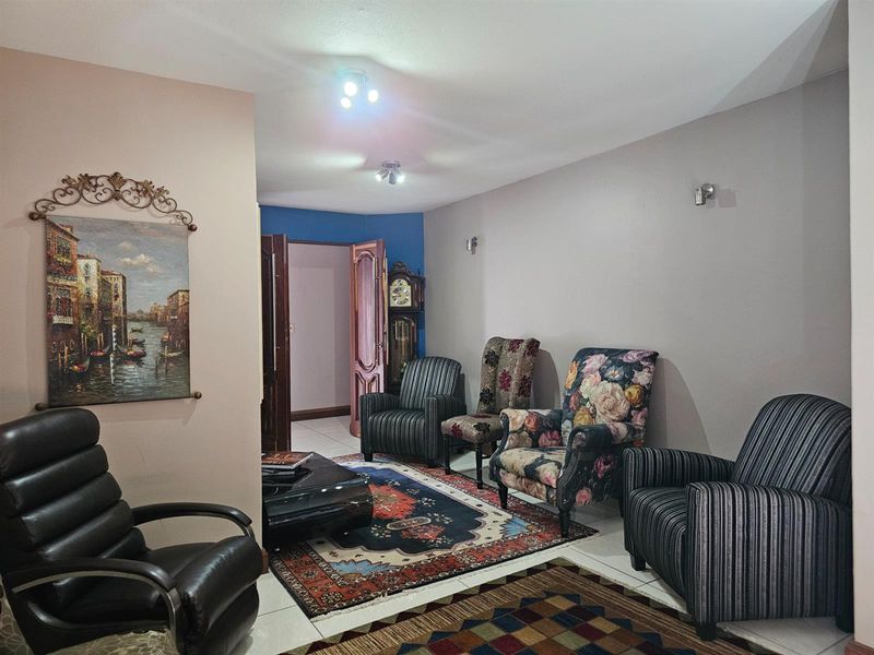 Style and luxury at its best. Elegance, atmosphere and comfort, if you love life start here. - Photo 8