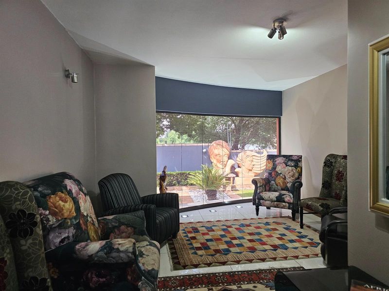 Style and luxury at its best. Elegance, atmosphere and comfort, if you love life start here. - Photo 7