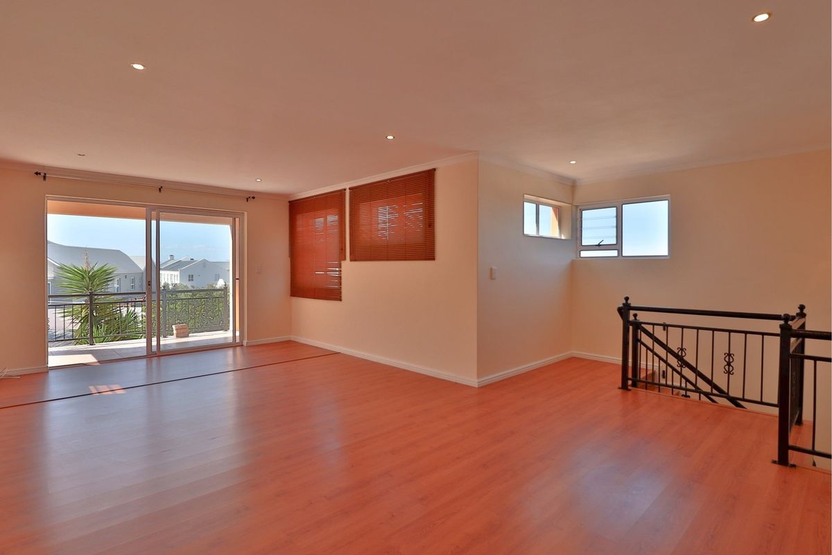 Luxury Living with Sea,Mountain Views  5-Bedroom Family Home in Onrus, Hermanus! - Photo 3