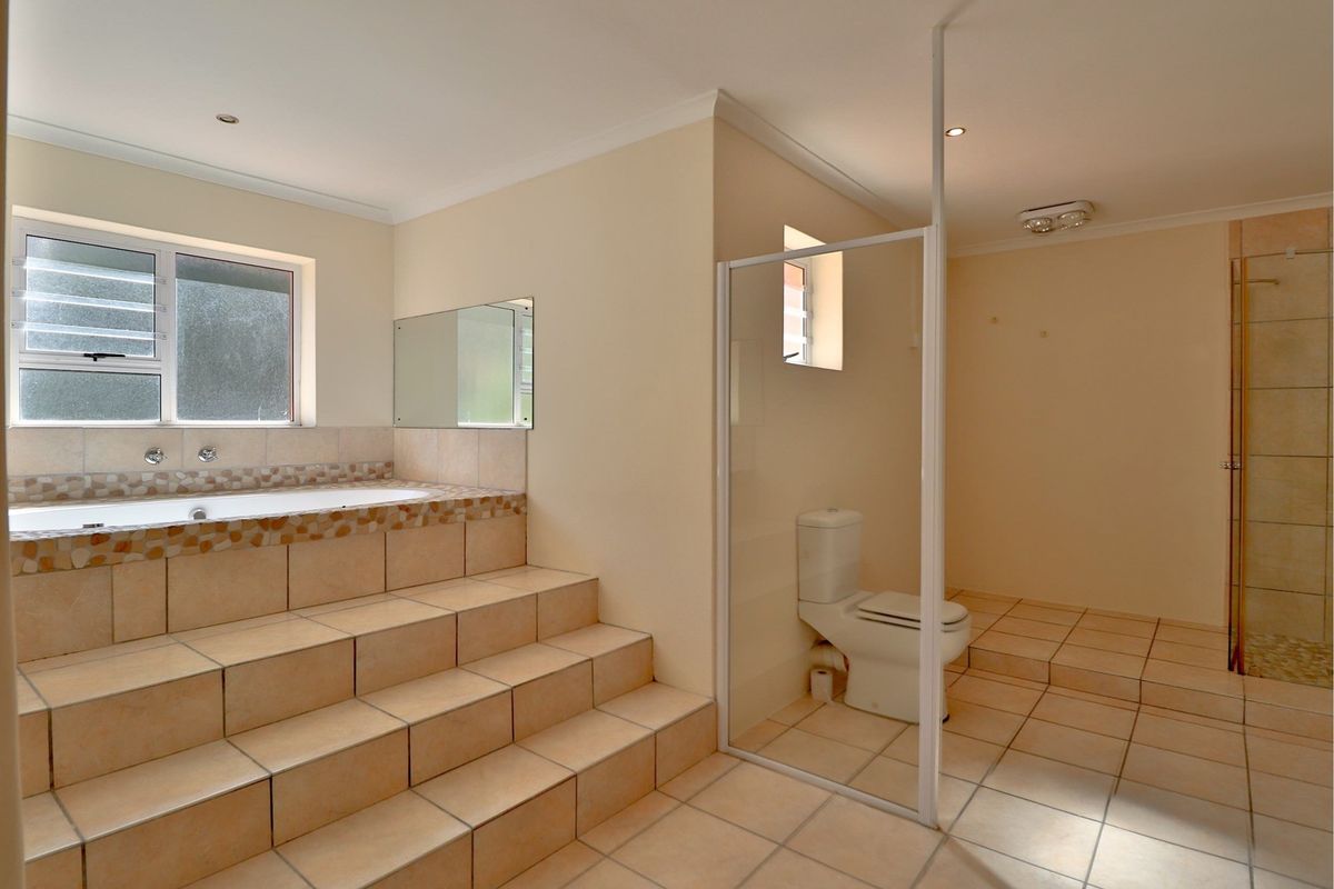 Luxury Living with Sea,Mountain Views  5-Bedroom Family Home in Onrus, Hermanus! - Photo 4