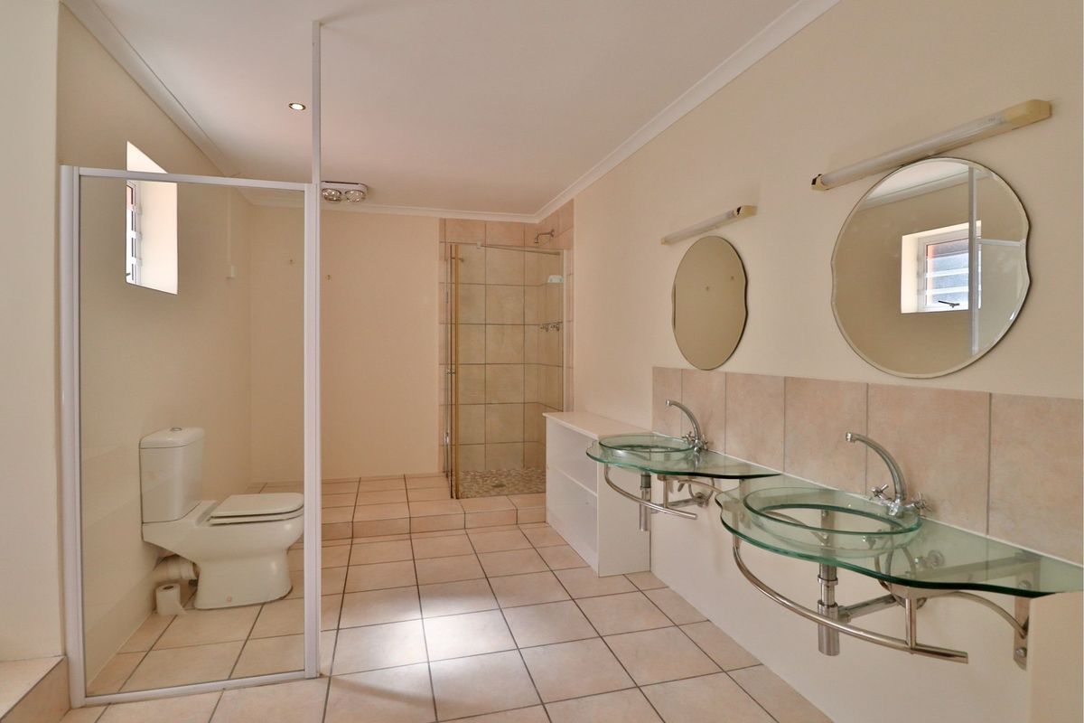 Luxury Living with Sea,Mountain Views  5-Bedroom Family Home in Onrus, Hermanus! - Photo 5