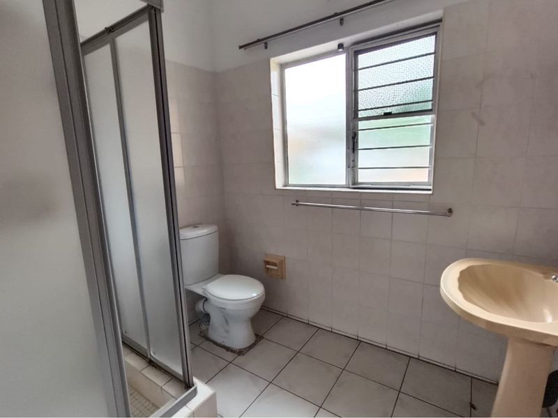 A 2 bedroom flatlet with a spacious 3 bedroomed home. - Photo 9