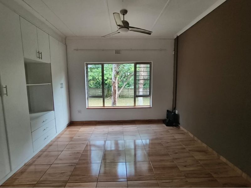 A 2 bedroom flatlet with a spacious 3 bedroomed home. - Photo 8