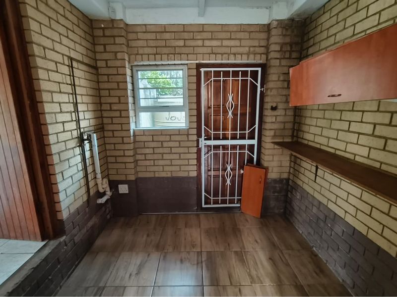 A 2 bedroom flatlet with a spacious 3 bedroomed home. - Photo 6