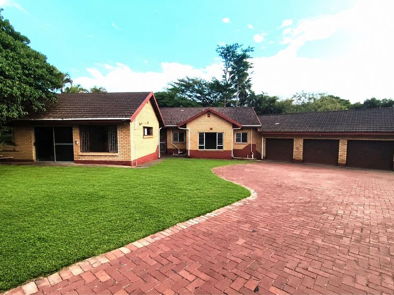 A 2 bedroom flatlet with a spacious 3 bedroomed home. - Photo 1
