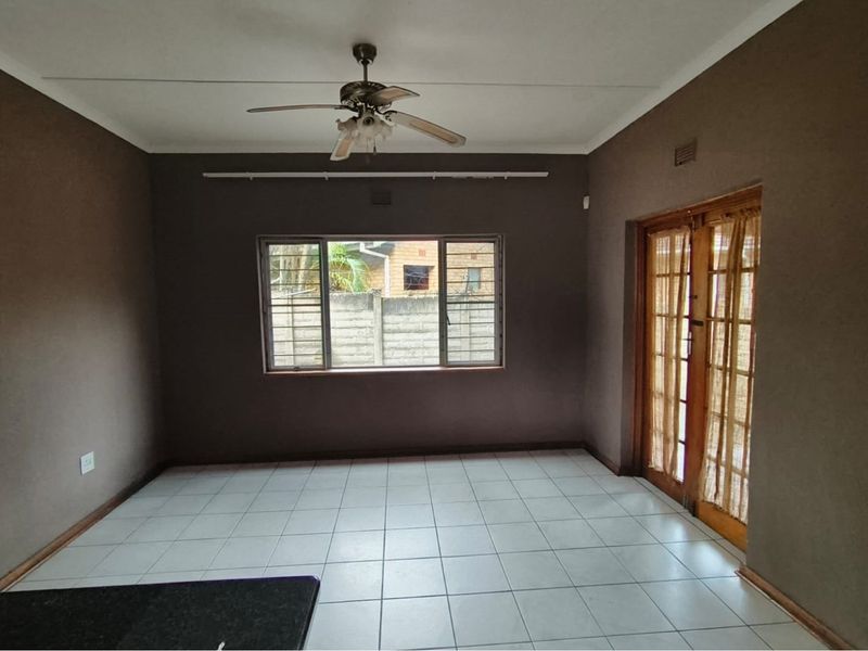 A 2 bedroom flatlet with a spacious 3 bedroomed home. - Photo 3
