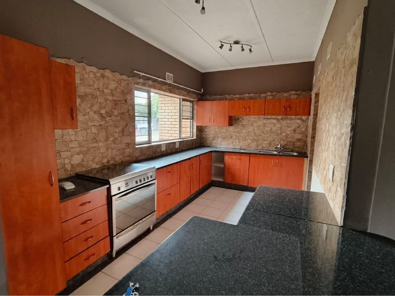 A 2 bedroom flatlet with a spacious 3 bedroomed home. - Photo 4