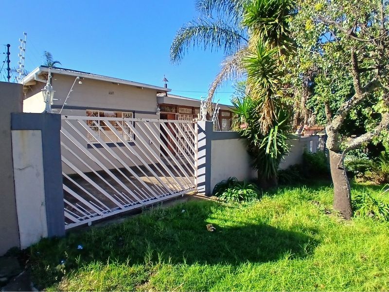 3-bedroom house with an additional 1-bedroom cottage is available for sale - Photo 2