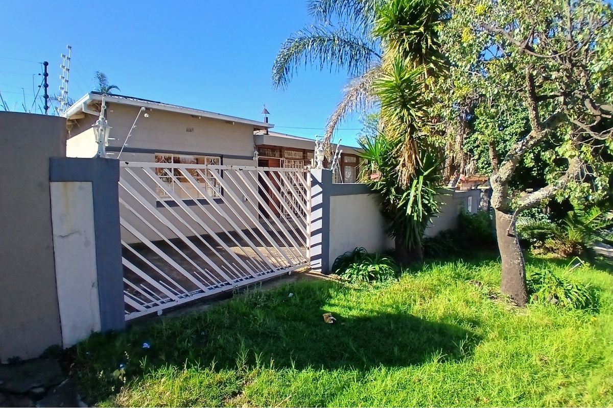 3-bedroom house with an additional 1-bedroom cottage is available for sale - Photo 2