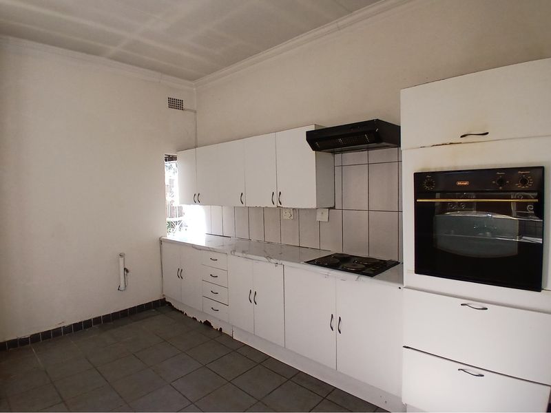 3-bedroom house with an additional 1-bedroom cottage is available for sale - Photo 10