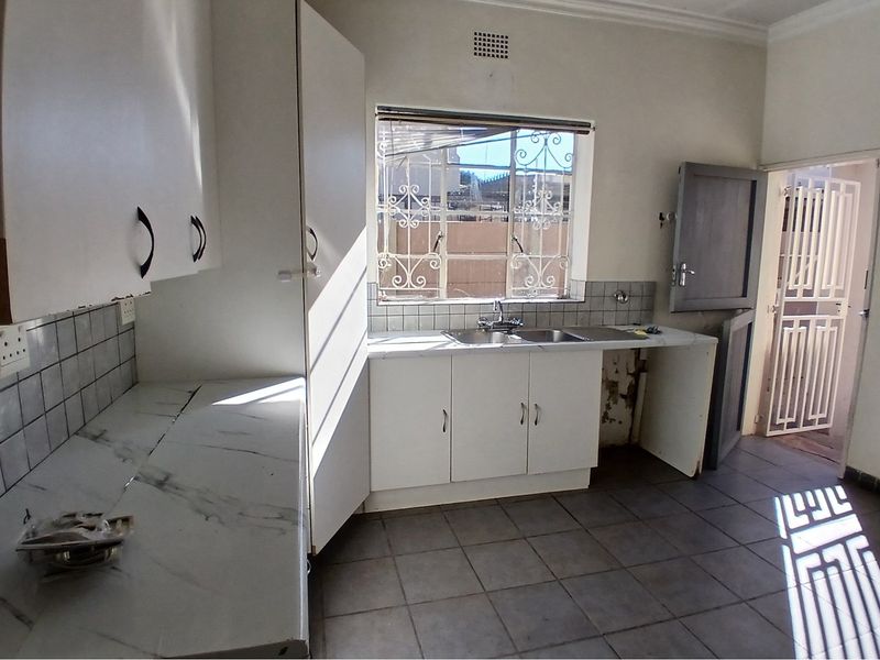 3-bedroom house with an additional 1-bedroom cottage is available for sale - Photo 9